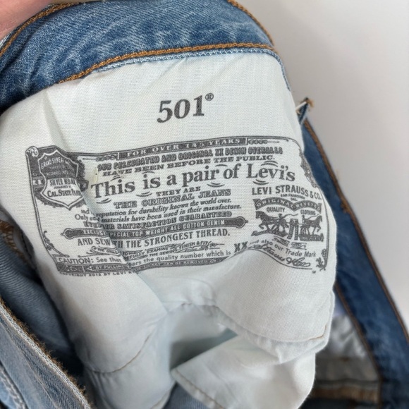 Levi's 501 Distressed Denim Shorts Size 31 NWT - Picture 6 of 8